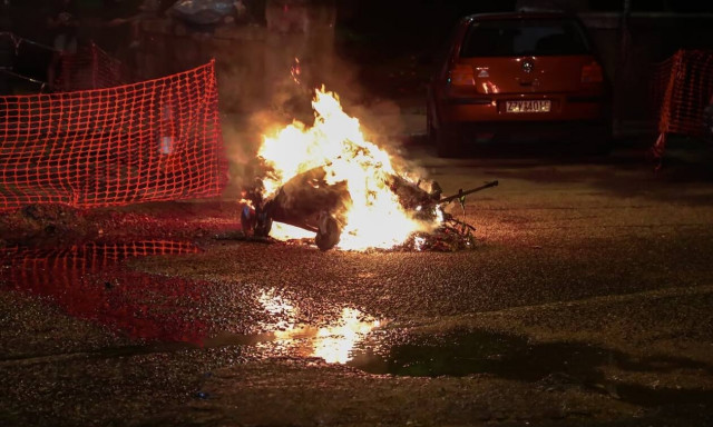Ζωγράφου: Άγνωστοι πέταξαν μολότοφ σε εν κινήσει περιπολικό