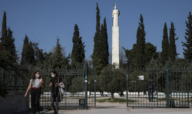 Ένας χρόνος Covid-19: Τρεις δημοσιογράφοι περιγράφουν την προσωπική τους μάχη με τον κορονοϊό