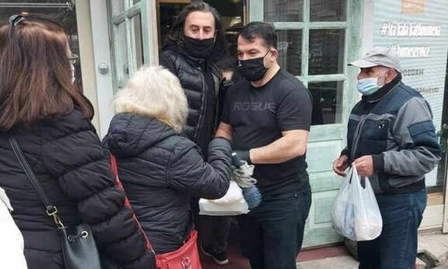 Πύρρος Δήμας: Μοίρασε γεύματα σε ανθρώπους που έχουν ανάγκη (photos)