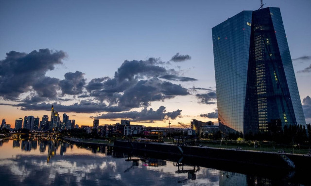 Υποχωρούν οι αποδόσεις των ελληνικών ομολόγων - Παρέμβαση από την ΕΚΤ