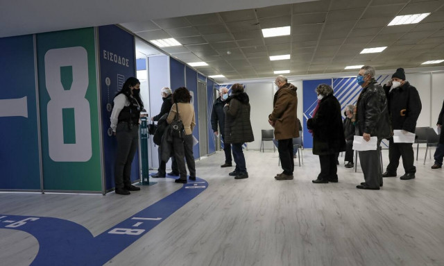 Εμβόλιο κορονοϊού: Ανοιχτό το ενδεχόμενο αύξησης στο μεσοδιάστημα των δόσεων - Τι αλλάζει διεθνώς