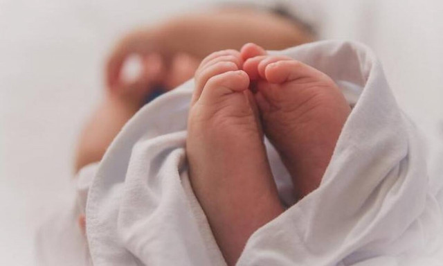 Απίστευτο: Γεννήθηκε μωρό με 12 δόντια (video)