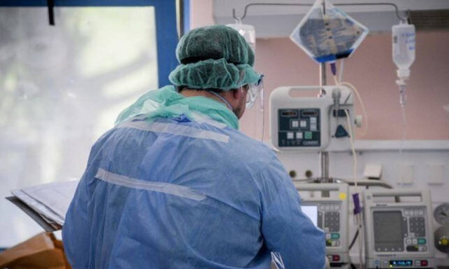 Κορονοϊός Ηράκλειο: Νεκρός ηλικιωμένος - «Μάχη» να κρατηθούν στη ζωή δίνουν η σύζυγος και ο γιος του