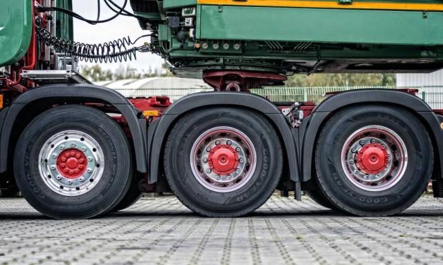 Τραγωδία: Νεκρή 52χρονη - «Καρφώθηκε» ρόδα φορτηγού στο παρμπρίζ της