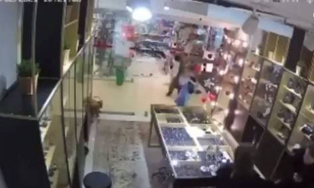 Απίστευτο βίντεο: Πλήρωσε ανήλικους να ντυθούν μονόκεροι και να της ληστέψουν το κοσμηματοπωλείο