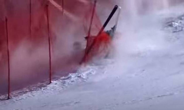 Τρομακτικές κραυγές: Σοκαριστικό ατύχημα σκιέρ – Ούρλιαζε από τους πόνους (videos)