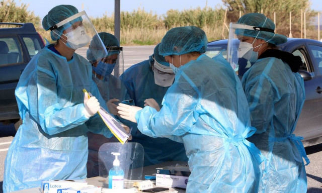 Κρούσματα σήμερα: Πάνω από 2.000 οι νέες μολύνσεις Covid-19 – Ολοταχώς για νέα μέτρα