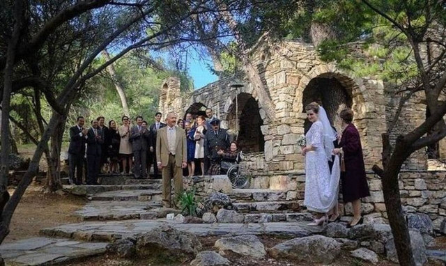Άγριες Μέλισσες – Spoiler: Σκάει «βόμβα» στον γάμο Λάμπρου, Ελένης - Η παρουσία που τα ανατρέπει όλα