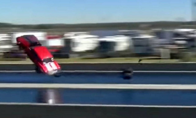 Δείτε μια Chevrolet Camaro να απογειώνεται σε αγώνα dragster