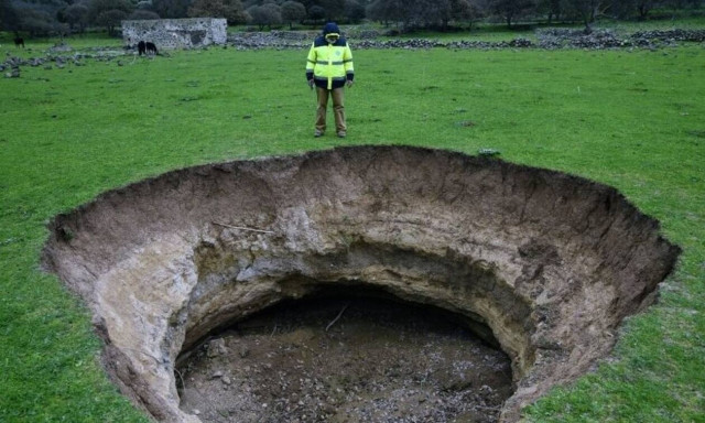 Απίστευτο φαινόμενο στη Νίσυρο: «Ξεφύτρωσαν» κρατήρες στο έδαφος (photos)