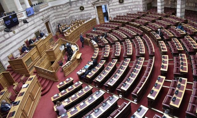 Μετωπική σύγκρουση στη Βουλη μετά τις δηλώσεις Δρίτσα για τη «17 Νοέμβρη»