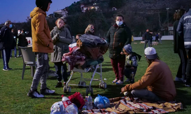 Λάρισα: Σκηνές και μέριμνα για τους πληγέντες από τον ισχυρό σεισμό