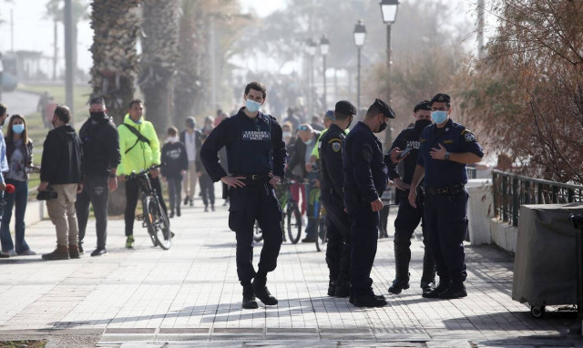 SMS στο 13033: Πώς θα μετακινούμαστε για καταστήματα, άθληση και φροντίδα ηλικιωμένου