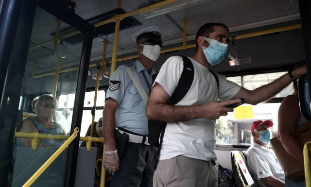 Lockdown: Χωρίς τέλος ο συνωστισμός στα ΜΜΜ – Φόβοι υπερμετάδοσης του κορονοϊού