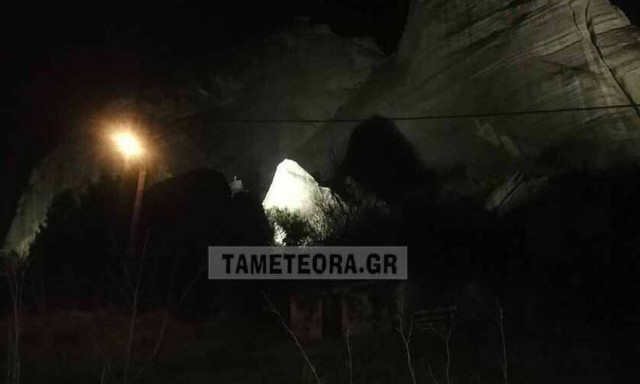 Σεισμός Ελασσόνα: Αποκολλήθηκε βράχος των Μετεώρων από τον σεισμό και έπεσε κοντά σε σπίτια