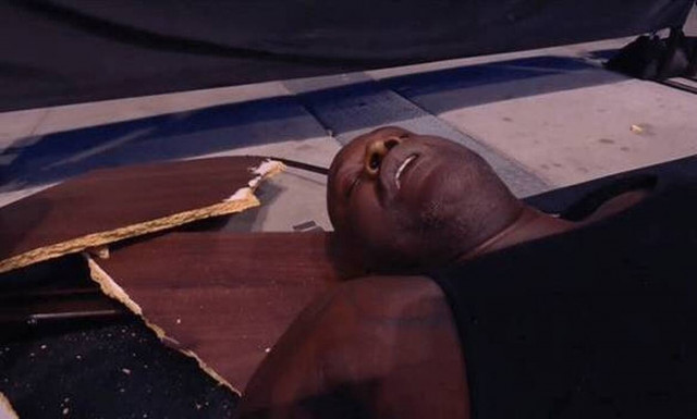 Σακίλ Ο' Νιλ: Τρομερή πτώση σε αγώνα wrestling – Έσπασε δύο τραπέζια (video)