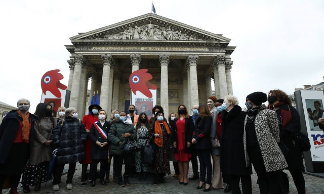 Γαλλία: Προσκλητήριο στην απεργία των γυναικών, "πρώτων στις αγγαρείες" της κρίσης	