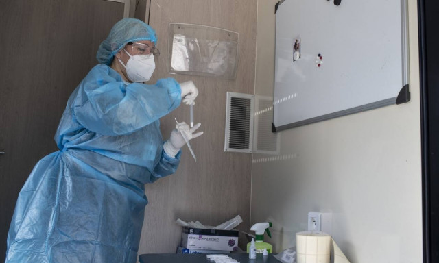 Κρούσματα σήμερα: 2.215 νέα ανακοίνωσε ο ΕΟΔΥ - 32 θάνατοι σε 24 ώρες, στους 451 οι διασωληνωμένοι