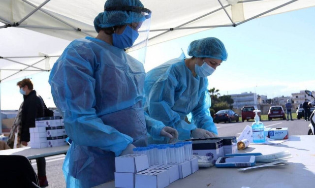 Συναγερμός για την Κρήτη: Σαρώνει η βρετανική μετάλλαξη - Φόβοι για τριψήφιο αριθμό κρουσματων