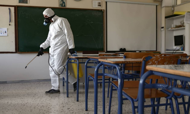 Σχολεία: Υπό εξέταση η παράταση του διδακτικού έτους - Τι θα γίνει με τις προαγωγικές εξετάσεις