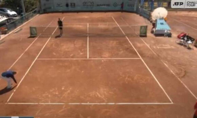 Τρομακτική στιγμή: Κορίτσι γλίτωσε από θαύμα – Έπεσε το stand του διαιτητή (video)