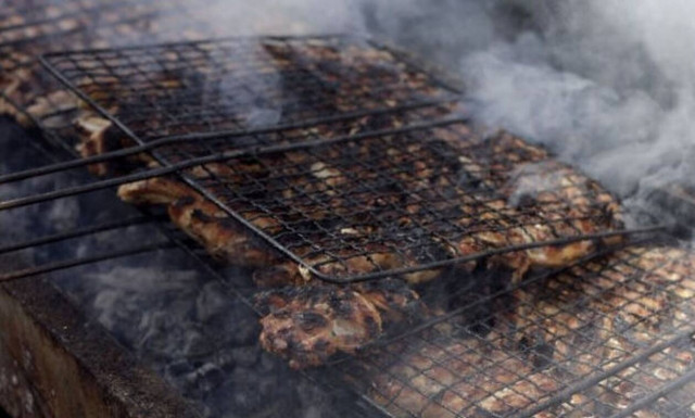 Κοζάνη: «Κορονοπάρτι» την Τσικνοπέμπτη κατέληξε με διακομιδή στο νοσοκομείο!