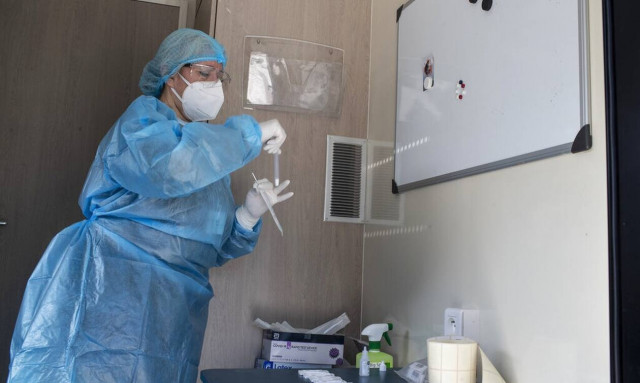 Greece confirms 2,301 new coronavirus cases on Saturday; 452 in ICUs nationwide