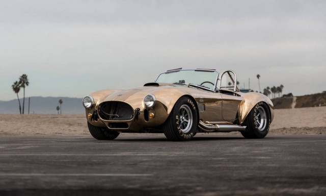 Αυτή η απαστράπτουσα ρέπλικα της κλασικής Cobra έχει αμάξωμα από μπρούντζo