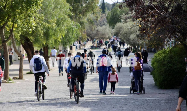 Κορονοϊός: Ποιο lockdown; Οι Αθηναίοι βγήκαν για βόλτες - Απίστευτες εικόνες συνωστισμού