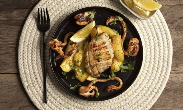 Συνταγή για ψητές σουπιές από τον Άκη Πετρετζίκη