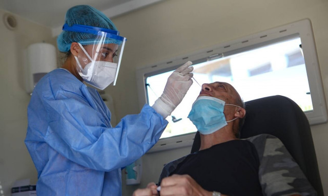 Κρούσματα σήμερα: Αγωνία για τον κυριακάτικο αριθμό - «Βουλιάζουν» τα νοσοκομεία