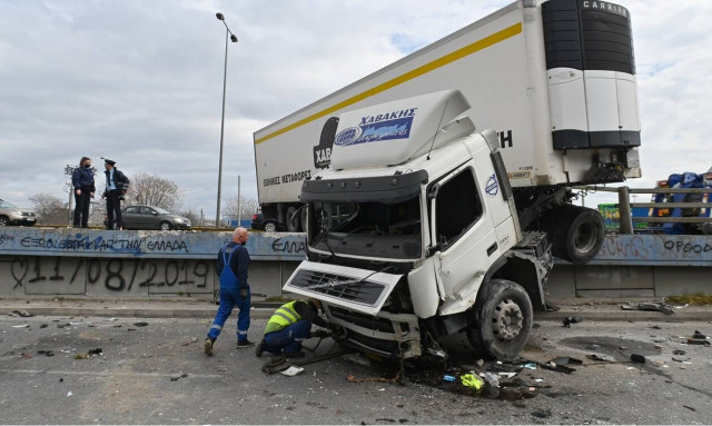 Σοκαριστικές εικόνες από το τροχαίο στον Κηφισό: Νταλίκα δίπλωσε και έπεσε στον παράδρομο