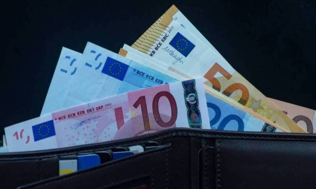 Ποιοι αυτοαπασχολούμενοι και ποιοι μισθωτοί θα πληρώσουν λιγότερο φόρο το 2021