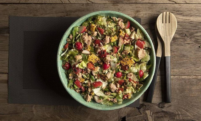 Σαλάτα με λαχανικά και καπνιστό τόνο από τον Άκη Πετρετζίκη