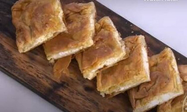 Άκης Πετρετζίκης: Η τυρόπιτα της μαμάς του σεφ!