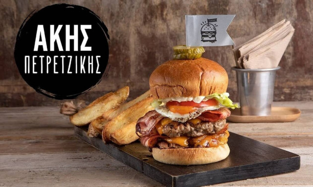 Εύκολη συνταγή για το πιο νόστιμο Hangover burger από τον Άκη Πετρετζίκη