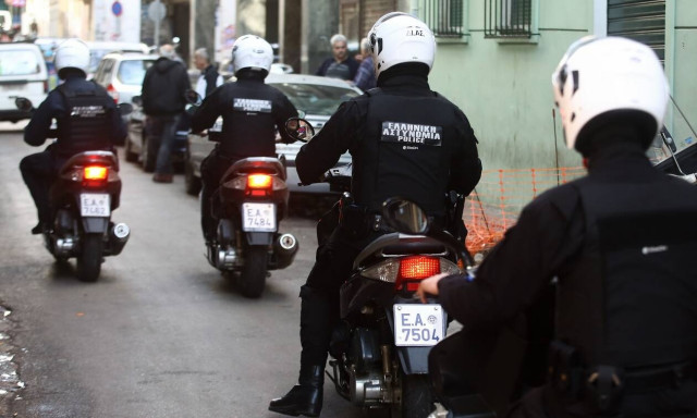 Επεισόδια στην Πανόρμου: Διαδηλωτές πέταξαν πέτρες σε αστυνομικούς - Απάντησαν με κρότου - λάμψης