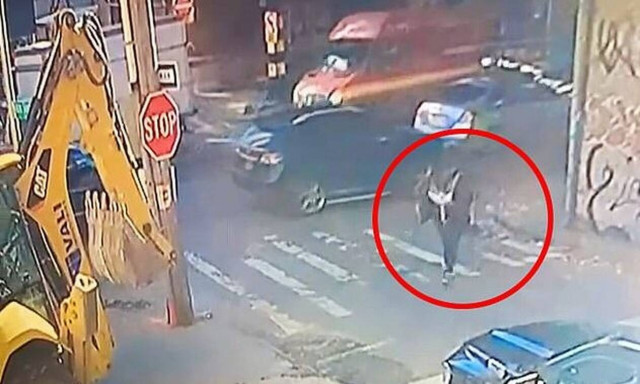 Αδιανόητο δυστύχημα στη Νέα Υόρκη: Περπατούσε και την χτύπησε στο κεφάλι εκσκαφέας