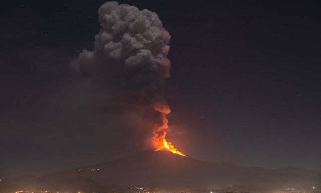 Η Αίτνα βρυχάται ξανά: «Βροχή» από ηφαιστειακή σκόνη στις πόλεις – Το νέφος έφτασε μέχρι την Αθήνα