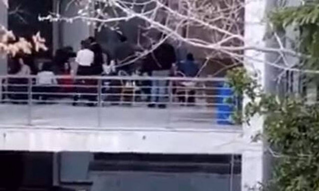 «Κορονογλέντι» στην «έδρα» του Χαρδαλιά καταγγέλλει ο Ηλιόπουλος - Τι απαντά ο υφυπουργός