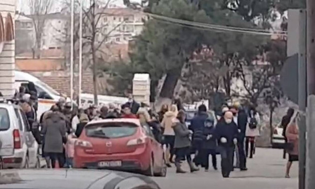 Κοζάνη: Απίστευτες εικόνες συνωστισμού έξω από εκκλησία - «Να αφήναμε τους πιστούς έξω;»