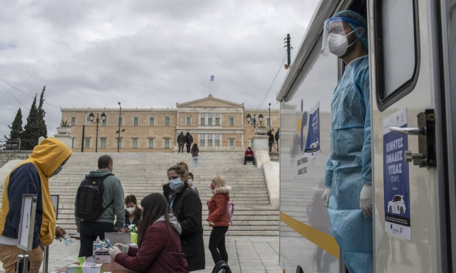 Κρούσματα σήμερα: Τετραψήφιες αναμένονται οι νέες μολύνσεις - Αγωνία για την κατάσταση στην Αττική