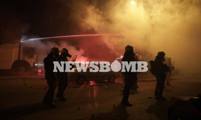 Νέα Σμύρνη: Βίντεο ντοκουμέντο! Αστυνομικοί εντοπίζουν νεαρό σε πολυκατοικία και ακολουθεί χαμός...