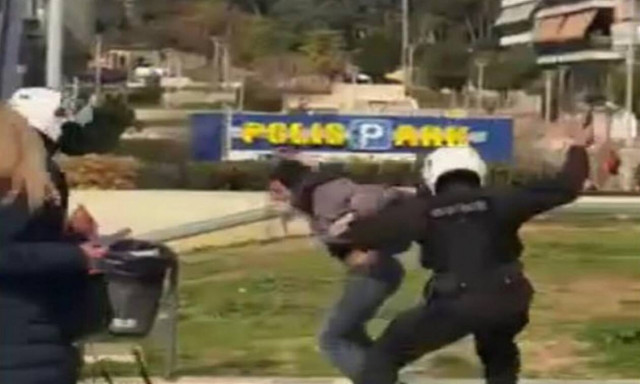 Οι ισαποστάκηδες ή η αμηχανία ως πολιτική επικοινωνία