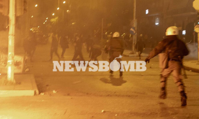 Νέα Σμύρνη: «Θα πεθάνεις»! Χτυπούσαν τον αστυνομικό επί δυόμισι λεπτά χωρίς έλεος - Βίντεο ΣΟΚ