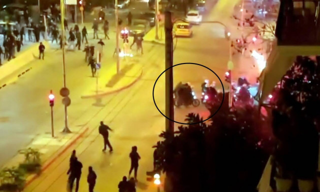 Νέα Σμύρνη: Νέο σοκαριστικό βίντεο από την επίθεση στον αστυνομικό