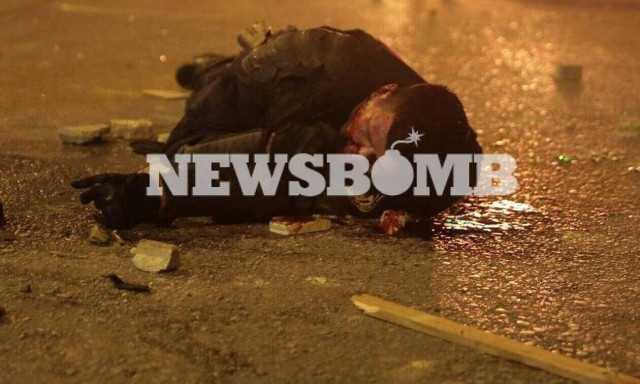 Police clash with protesters in Nea Smirni; one policeman injured (ADDS)