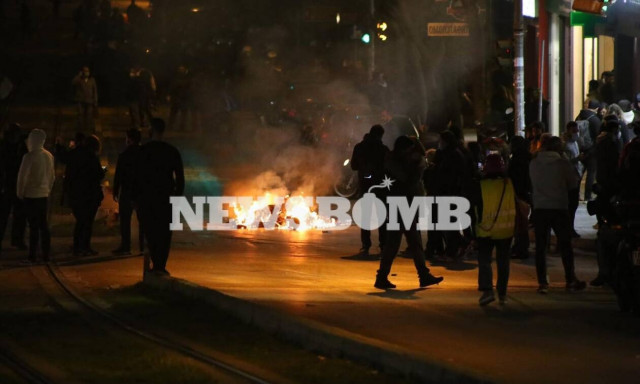 Νέα Σμύρνη: Και δεύτερος αστυνομικός τραυματίας στα σοβαρά επεισόδια (pics+vids)