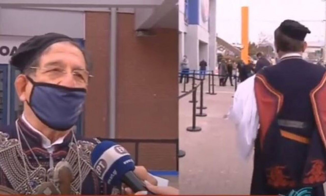 Έβαλε φουστανέλα και πήγε να κάνει το εμβόλιο για τον κορονοϊό: «Η Ελλάδα πρέπει να ζήσει» (vid)