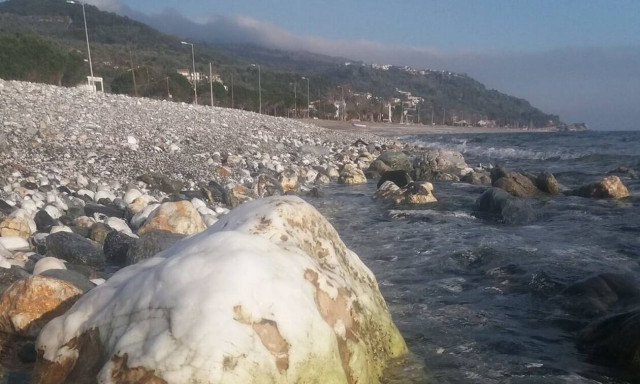 Λάρισα: Υποχώρησε η θάλασσα στη Βελίκα κατά μισό μέτρο (pics)